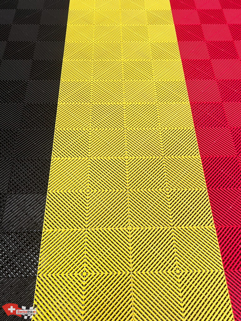 exemple de réalisation avec un motif drapeau belge - dalles pour garage en Belgique SWISSTRAX