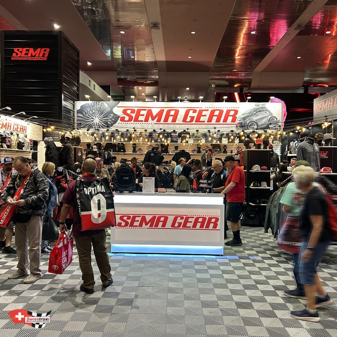 stand sema gear au sema show avec des dalles de sol swisstrax